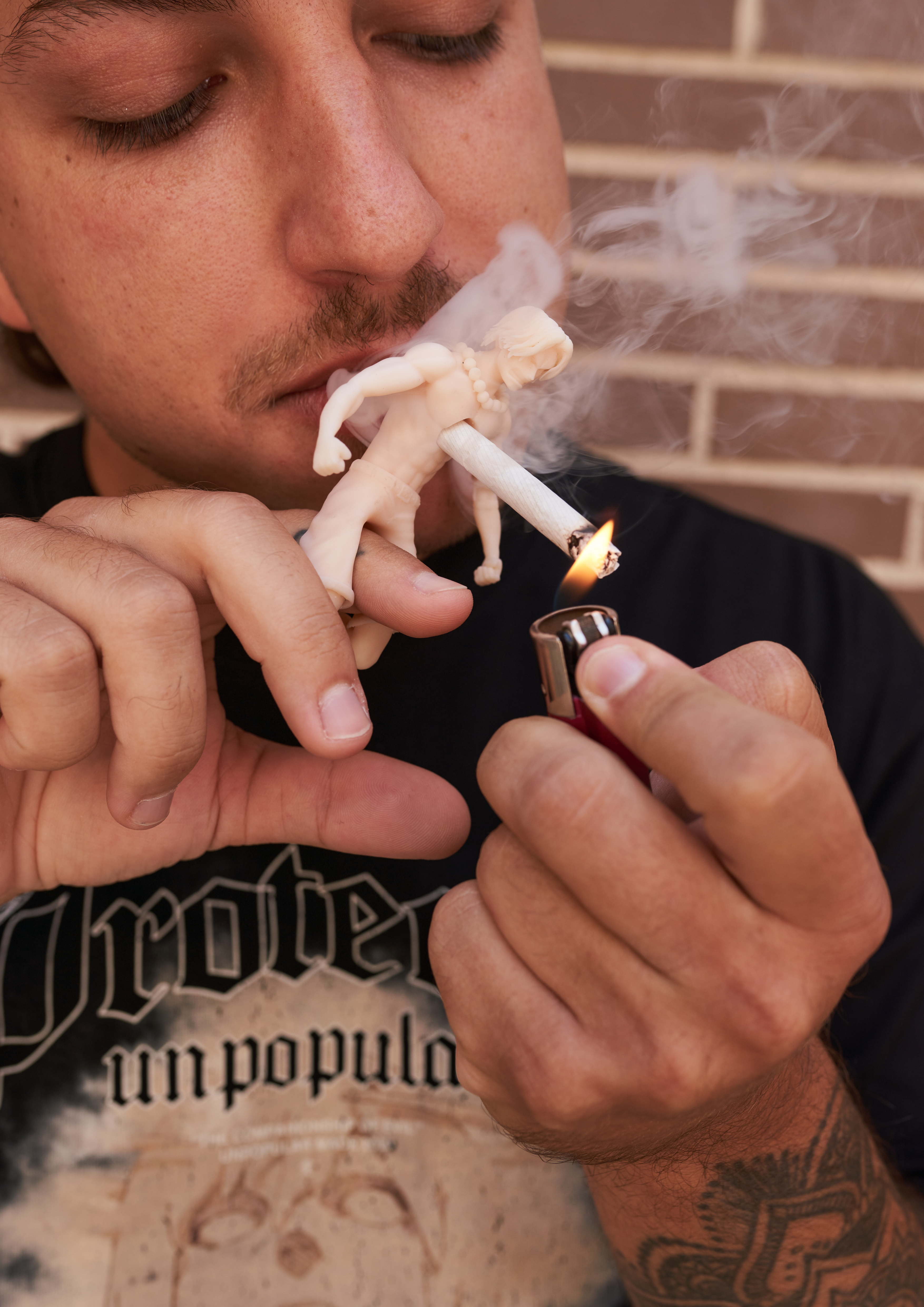FIRE FIST CIGARETTE HOLDER
