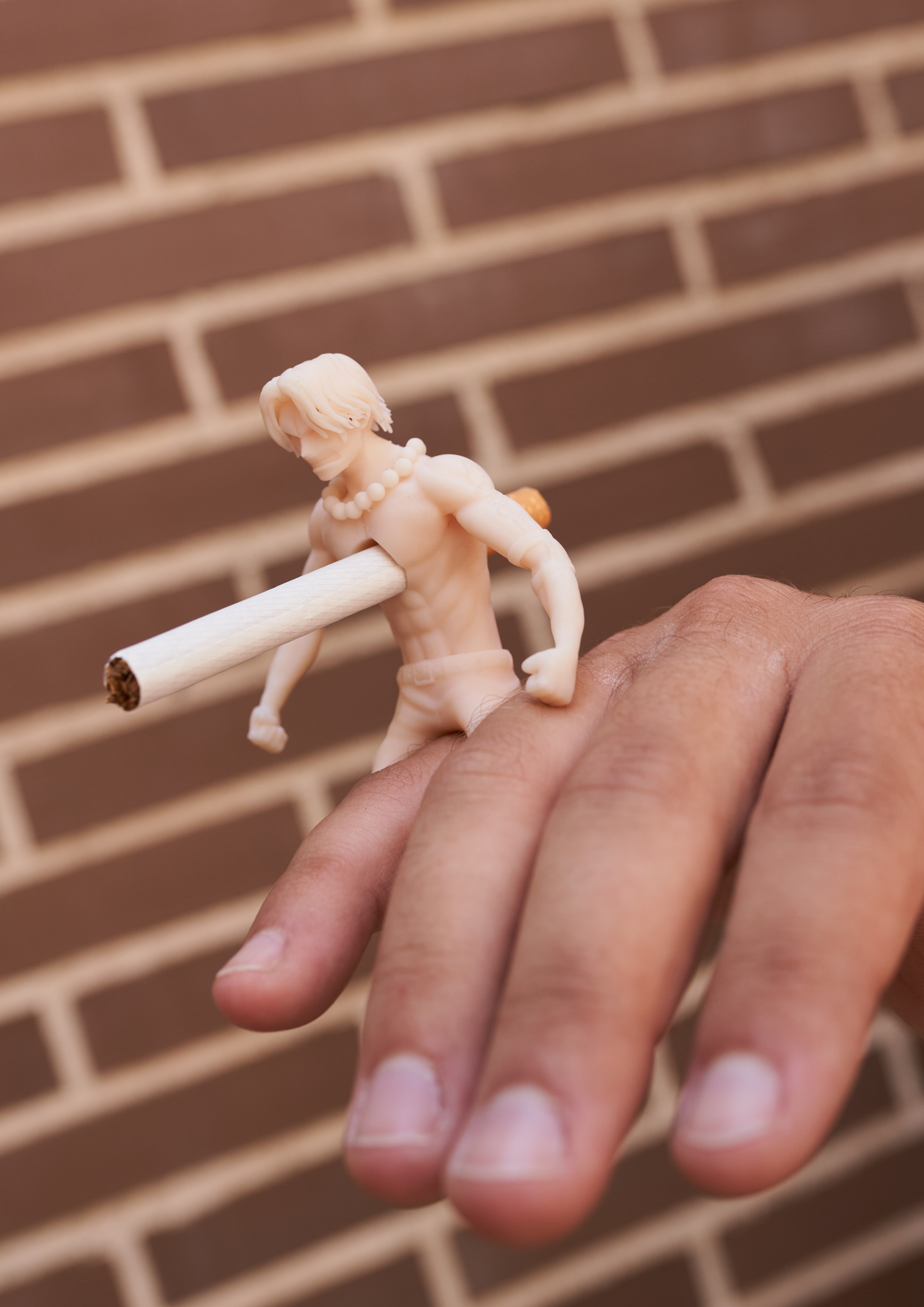 FIRE FIST CIGARETTE HOLDER